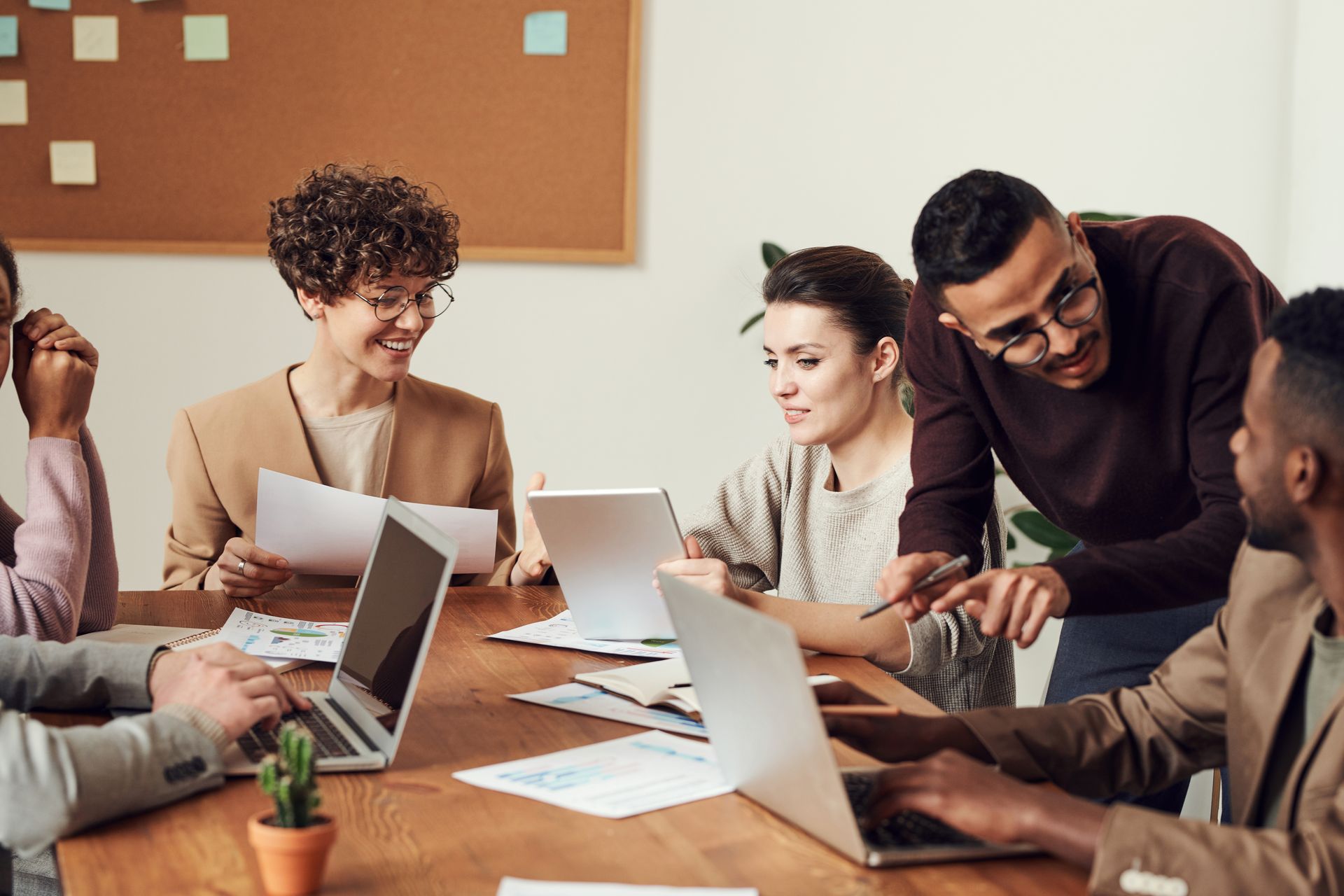 Professionnels réunis autour de dossiers dans un bureau